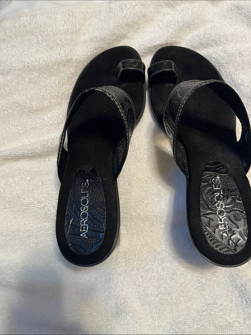 AEROSOLES Black Toe-Loop Slide Sandals with Embossed Strap 8.5 B - Picture 2 of 5